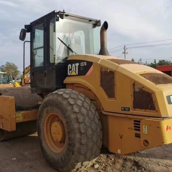 Caterpillar Road Roller CS76