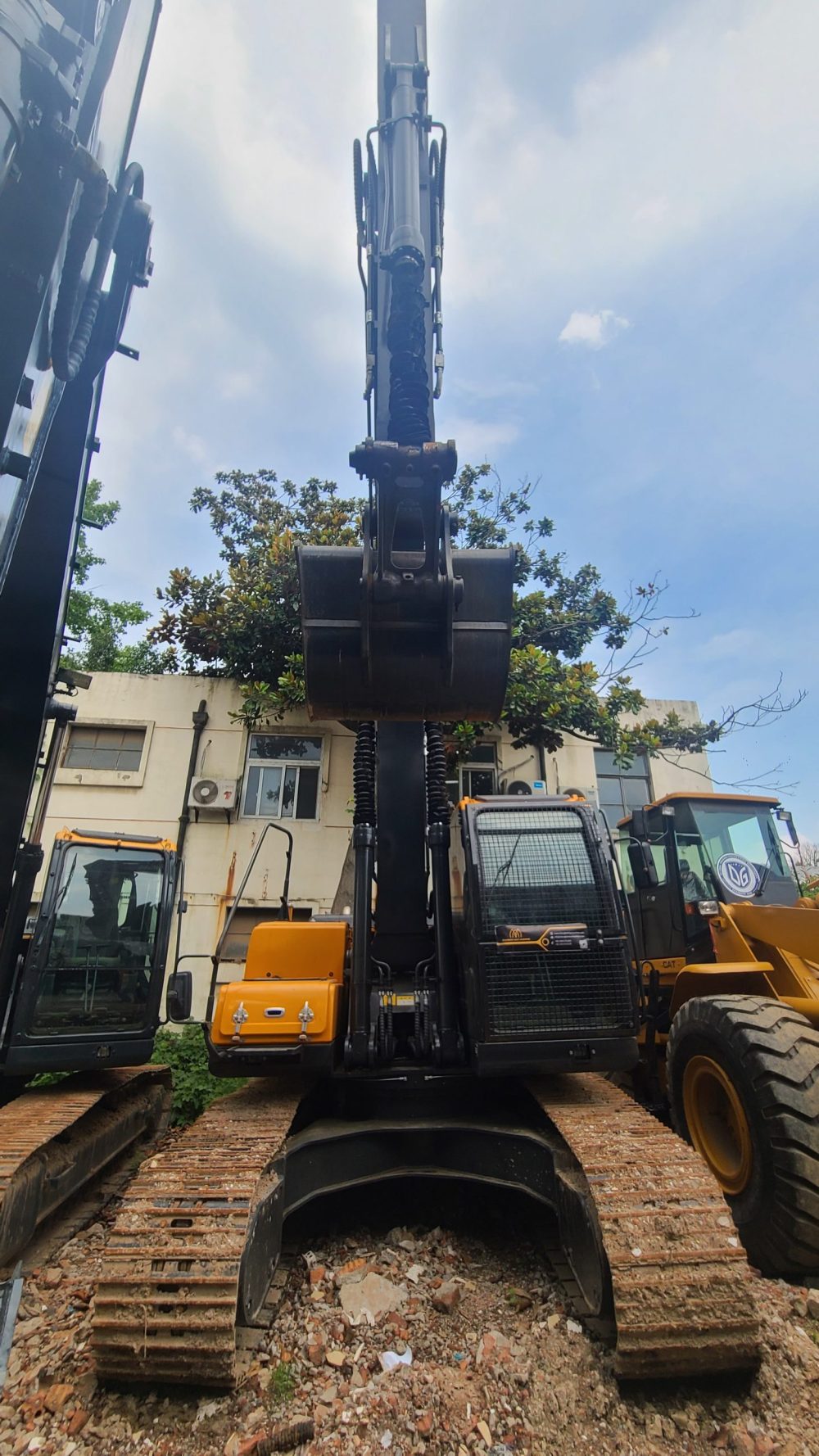 Hyundai 220LC-9S overhauled excavator ready to be shipped made year 2023 perfect condition - Image 2