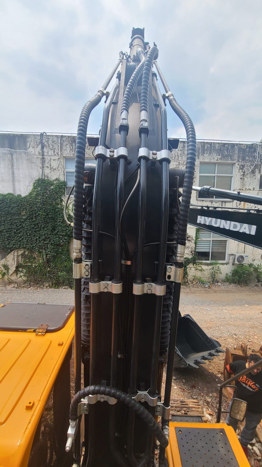 Hyundai 220LC-9S overhauled excavator ready to be shipped made year 2023 perfect condition - Image 10