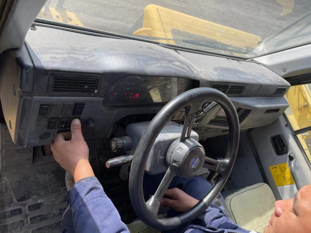 High-Performance Komatsu HD 465-7 Used Dump Truck for Sale - Image 4
