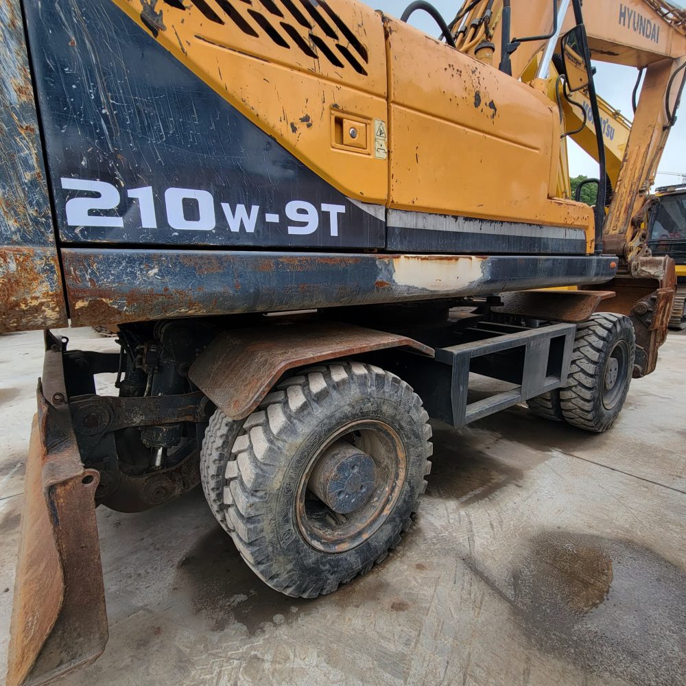 Hyundai R210W-9T Used Wheel Excavator – Powerful and Efficient - Image 2